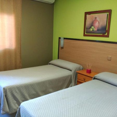 Hostal Ds Velilla de San Antonio Bagian luar foto