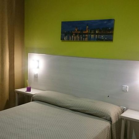 Hostal Ds Velilla de San Antonio Bagian luar foto