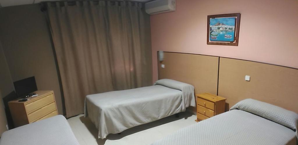 Hostal Ds Velilla de San Antonio Bagian luar foto